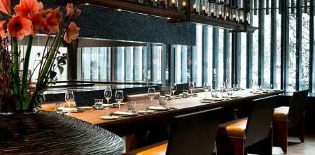 登高的半私密餐厅