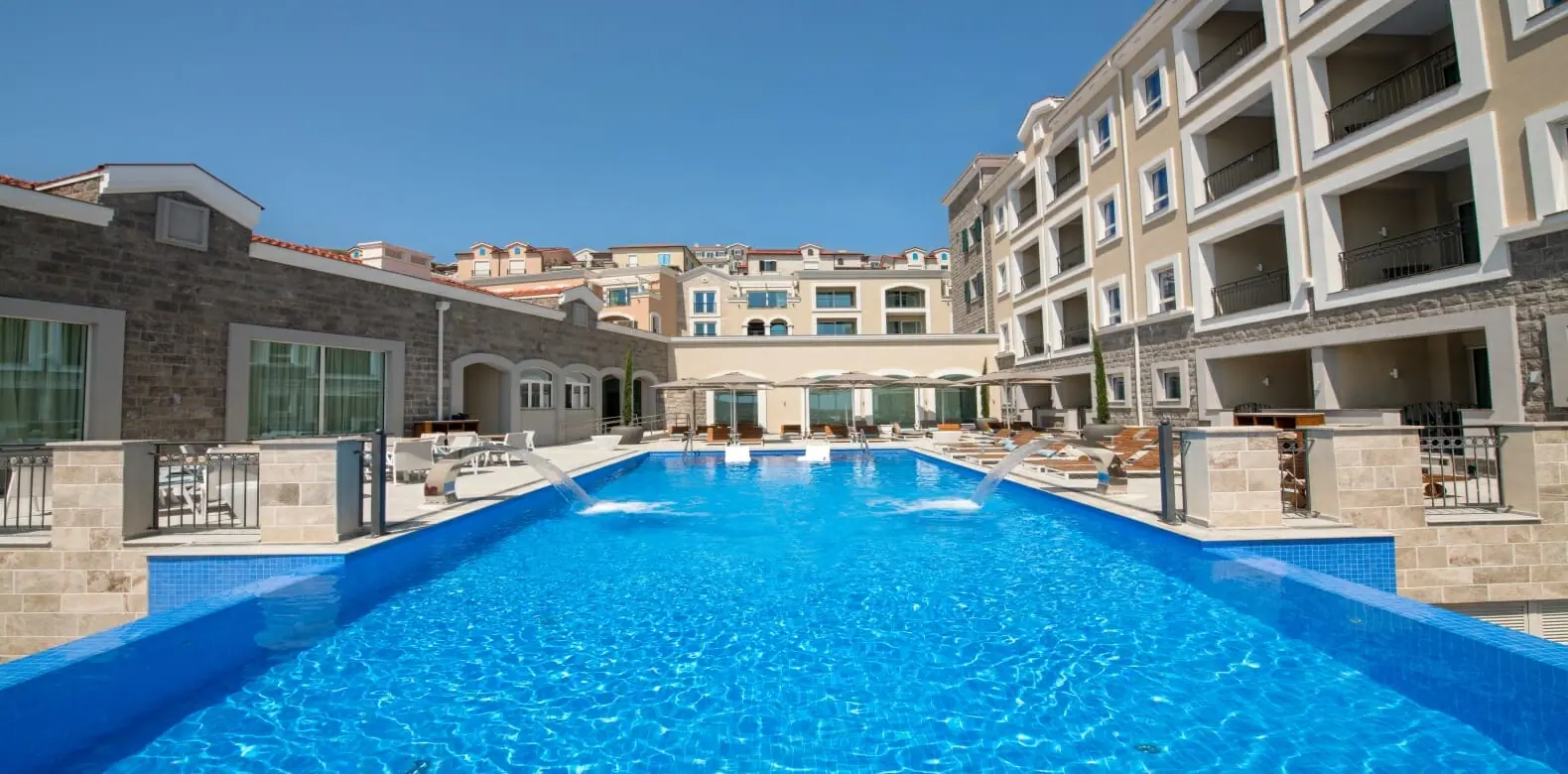 CLB Outdoor Pool 1580px