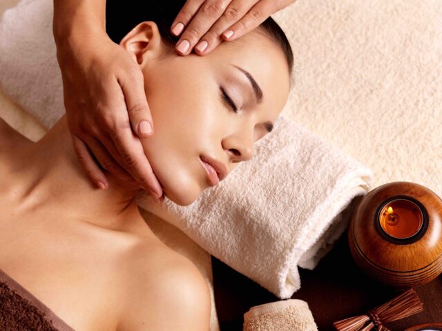 Masseur,Doing,Massage,On,Woman,Body,In,The,Spa,Salon